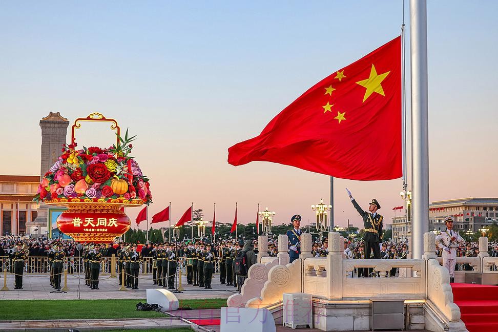 国家举重队天安门广场观看升旗仪式